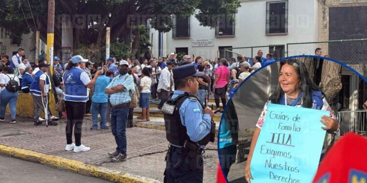 ¡De todo el país! Guías de Familia llegan a Casa Presidencial y al Congreso a exigir cumplimiento de pago