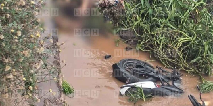 ¡No pudo cerrar la curva! Motociclista perece tras caer al río Choluteca cerca del campo Motagua