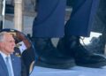 ¡Elegancia y comodidad a la vez! Con saco y corbata, pero con sus “burritos”, Asfura rompe protocolo en evento policial