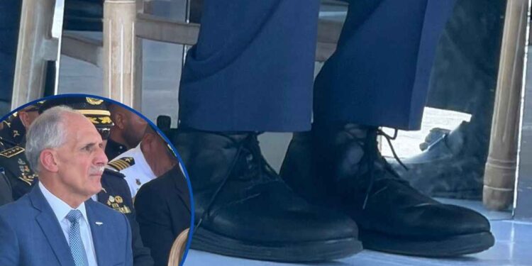 ¡Elegancia y comodidad a la vez! Con saco y corbata, pero con sus “burritos”, Asfura rompe protocolo en evento policial