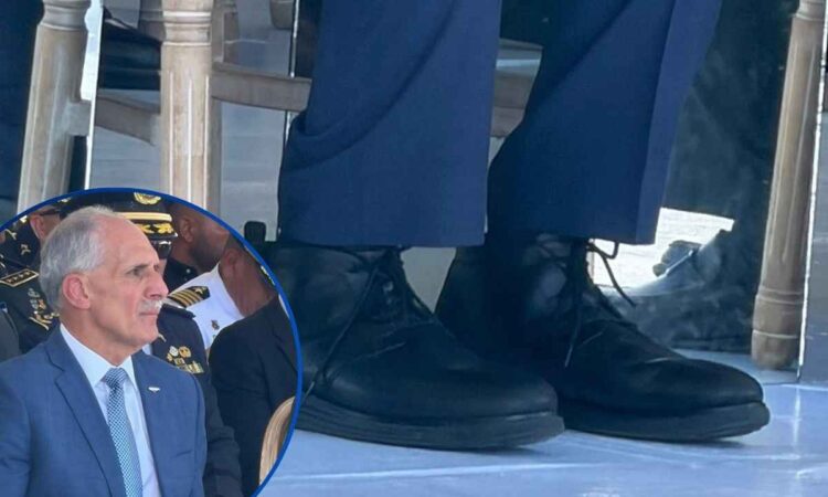 ¡Elegancia y comodidad a la vez! Con saco y corbata arriba, pero con sus burros abajo, Asfura rompe protocolo en evento policial