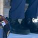 ¡Elegancia y comodidad a la vez! Con saco y corbata, pero con sus “burritos”, Asfura rompe protocolo en evento policial