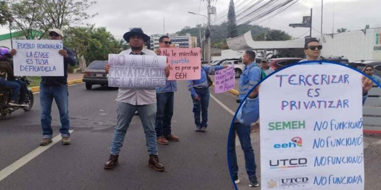 ¡En diversos sectores de Honduras! Empleados de la ENEE salen a las calles rechazando la “privatización”
