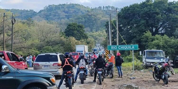 ¡No hay paso! Pobladores se toman la CA-4 en Macuelizo exigiendo se concluya escuela de Chiquila