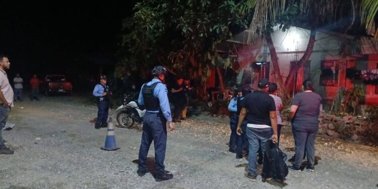 ¡Pegada mortal! Motosicarios asesinan a dos jovencitas cuando departían con amigos en Atlántida