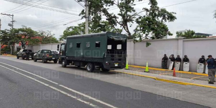 ¡Preventivamente! Militares “blindan” Casa Presidencial ante eventuales protestas gremiales