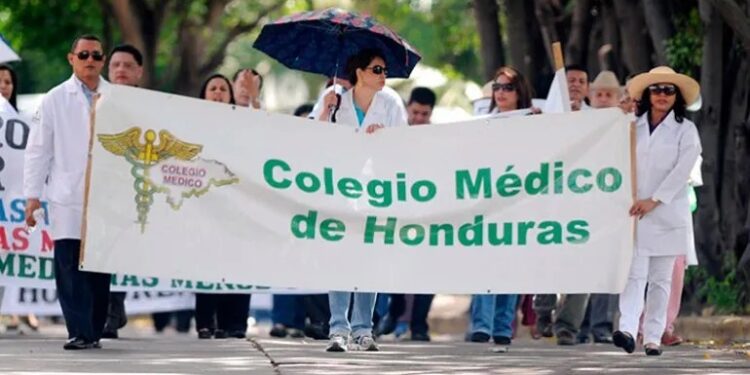 ¡Se agudiza la crisis! Médicos saldrían a las calles hoy por incumplimiento estatal