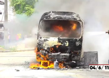 ¡Vivo de milagro! Motociclista sufre graves quemaduras tras estrellarse con bus e incendiarse su moto en SPS