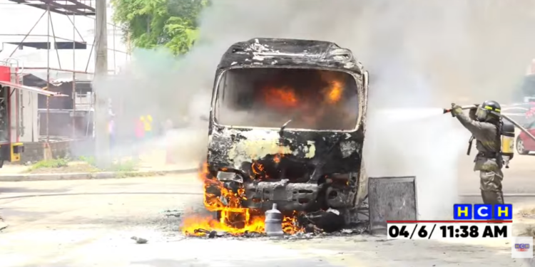 ¡Vivo de milagro! Motociclista sufre graves quemaduras tras estrellarse con bus e incendiarse su moto en SPS