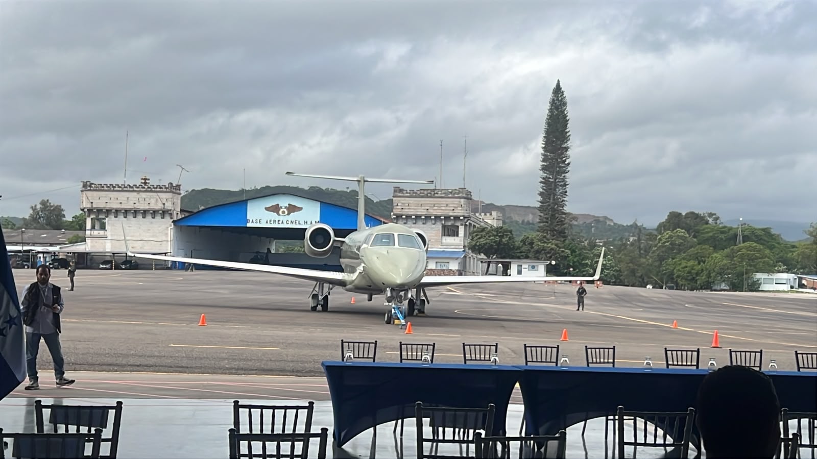 Siete empresas compiten por el avión presidencial en subasta del gobierno de Asfura