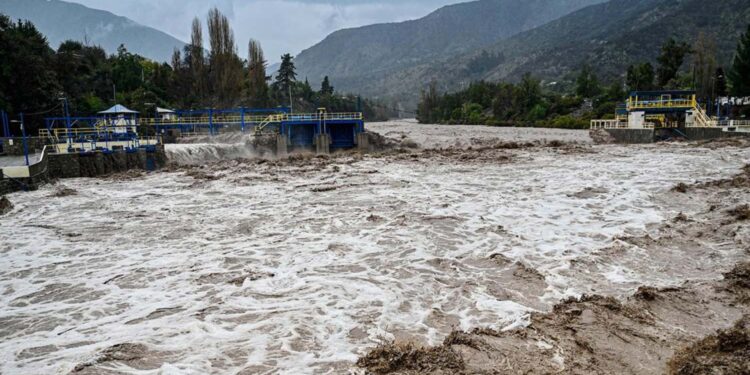 El temporal que azota a Chile deja tres muertos y se intensificará en las próximas horas