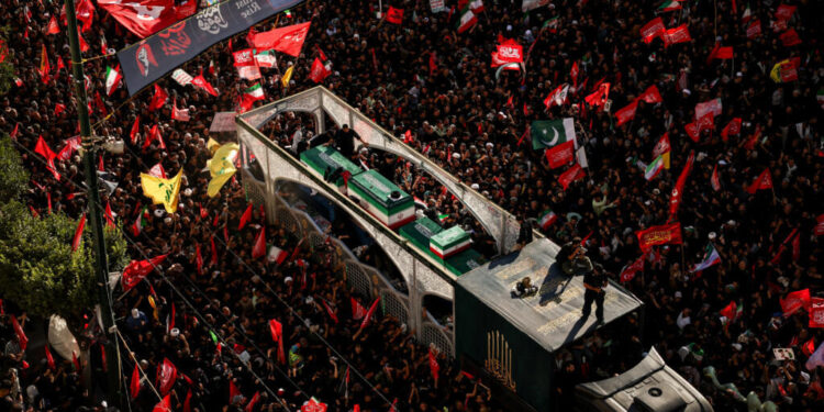 Irán da su último adiós a Jameneí con un multitudinario entierro en Mashad