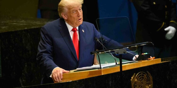 El ayudante de Trump encargado de su teleprónter ganó 90,000 dólares en apuestas sobre lo que iba a decir en sus discursos