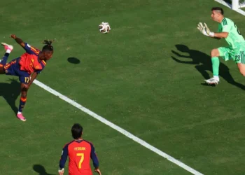 Las siete atajadas de Dibu Martínez que sostuvieron hasta el final la ilusión de Argentina en la final del Mundial ante España