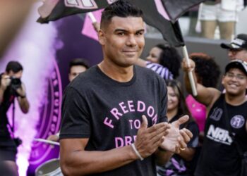 Casemiro dio un emotivo discurso tras firmar con Inter Miami y aseguró que pretende ayudar al “Dios del fútbol” Lionel Messi a ganar más títulos