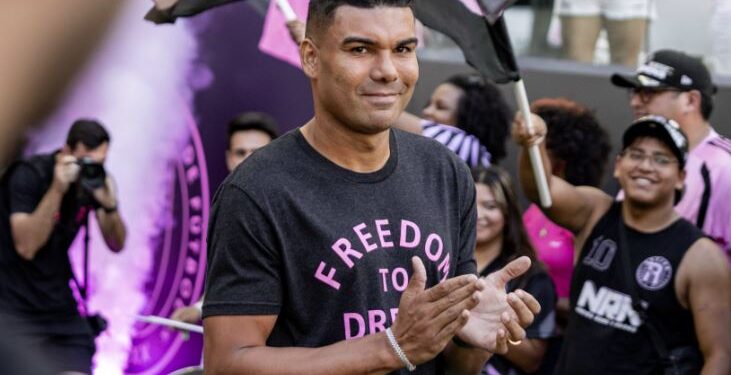 Casemiro dio un emotivo discurso tras firmar con Inter Miami y aseguró que pretende ayudar al “Dios del fútbol” Lionel Messi a ganar más títulos