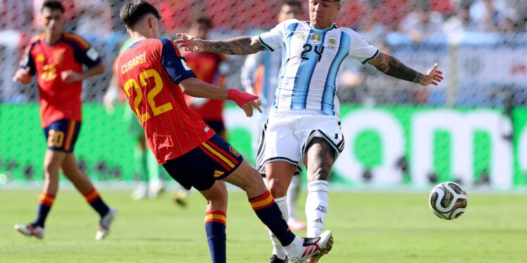 Las polémicas de la final del Mundial entre Argentina y España: la roja a Enzo Fernández, el gol anulado y el gesto de Cucurella
