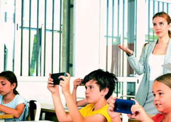 ¡Adiós al celular en las aulas! Diputado impulsa proyecto para regular su uso en los centros educativos