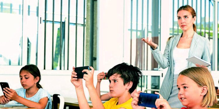¡Adiós al celular en las aulas! Diputado impulsa proyecto para regular su uso en los centros educativos