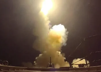 Estados Unidos bombardeó nuevas posiciones militares iraníes y negó que Teherán controle el estrecho de Ormuz