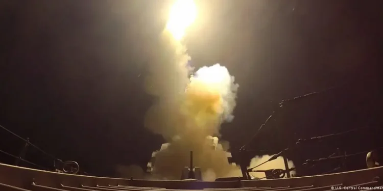 Estados Unidos bombardeó nuevas posiciones militares iraníes y negó que Teherán controle el estrecho de Ormuz