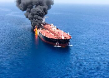 Dos petroleros explotan y se incendian al cruzar una zona minada en Ormuz