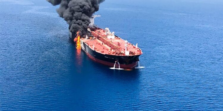 Dos petroleros explotan y se incendian al cruzar una zona minada en Ormuz