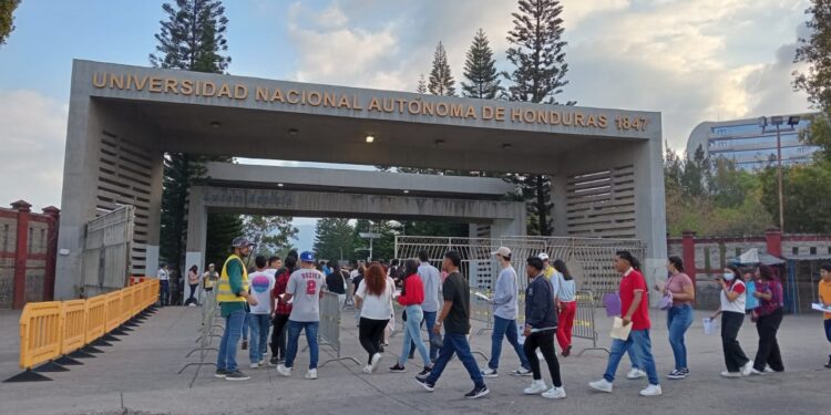 Ranking académico a nivel nacional: estos colegios sobresalen en los resultados de admisión de la UNAH