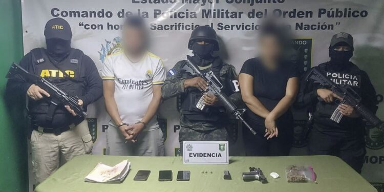Capturan a una pareja en un centro de almacenamiento y distribución de drogas, armas y municiones