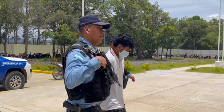 ¡Con gotas de sangre en su vestimenta! Capturan a jovencito de 18 años por presuntamente matar a un hombre en Intibucá