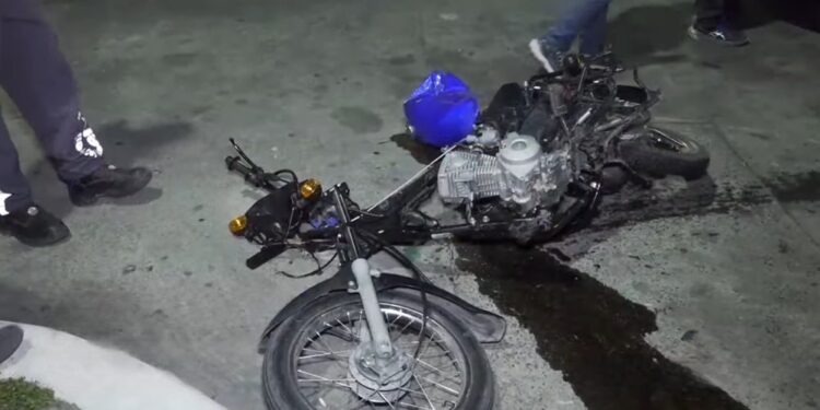 Motociclista sobrevive a brutal embestida de carro “fantasma” | Móvil Emergencia SPS