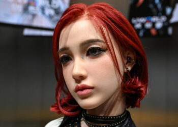 China presenta un robot con IA para combatir la soledad y hasta ofrecer compañía íntima
