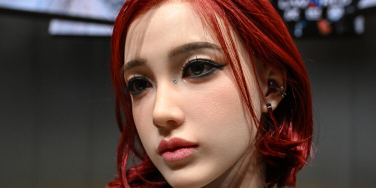 China presenta un robot con IA para combatir la soledad y hasta ofrecer compañía íntima