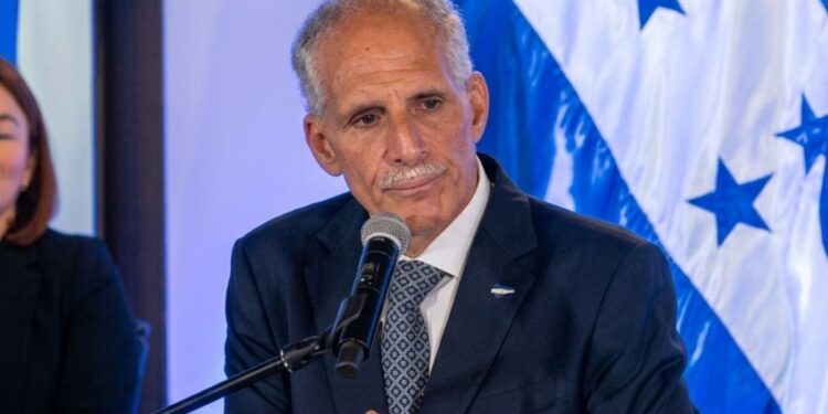 Con lágrimas en sus ojos, presidente Asfura expone en sus primeros 180 días que “sí está trabajando” por Honduras