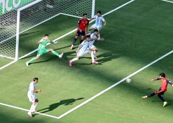 El gol de Ferran Torres con el que España le ganó la final del Mundial a Argentina: la molestia física de Simeone que lo favoreció