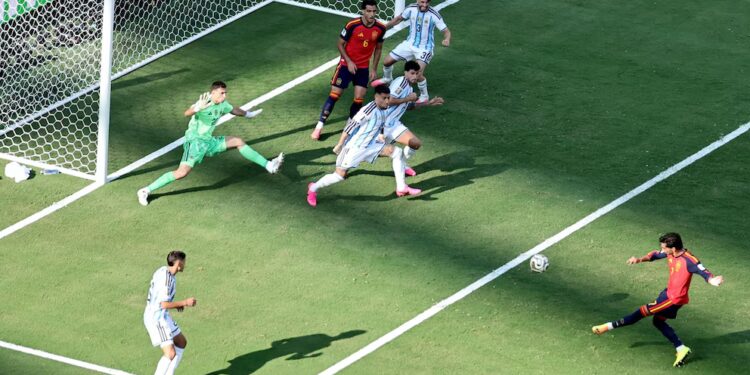 El gol de Ferran Torres con el que España le ganó la final del Mundial a Argentina: la molestia física de Simeone que lo favoreció
