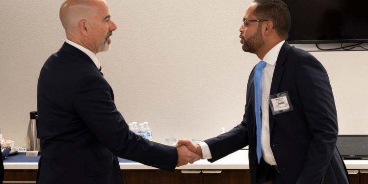 Fiscal Pablo Reyes Theodore y jefe de la DEA abordan estrategias para combatir el crimen organizado