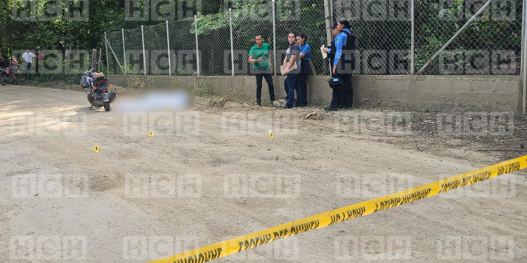 ¡La interceptaron y le dispararon! Mujer pierde la vida mientras se conducía en su motocicleta en San Matías, El Paraíso