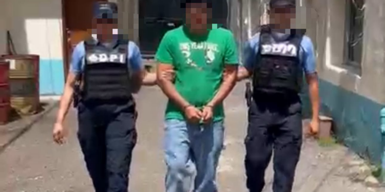 Capturan en la capital a hombre acusado de abusar durante siete años a menor bajo amenazas armadas