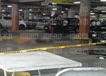 ¡Terrible la violencia! De varios impactos de bala le arrebatan la vida a un reconocido empresario en el parqueo de un centro comercial en SPS
