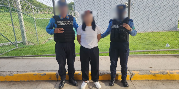 Ni tras las rejas escapó de la justicia: notifican nueva acusación contra supuesta integrante de la Pandilla 18