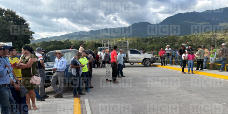 Pobladores de San Juan, Intibucá se toman carretera en protesta de traslado de un puente