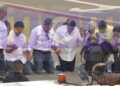 De rodillas Juan Orlando Hernández y familia le agradecen a Dios el milagro de su retorno a Honduras