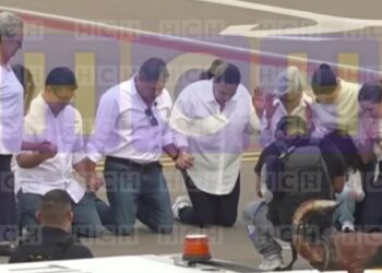De rodillas Juan Orlando Hernández y familia le agradecen a Dios el milagro de su retorno a Honduras