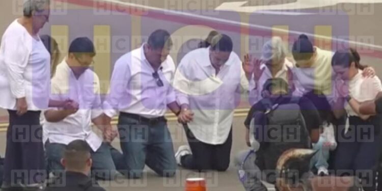 De rodillas Juan Orlando Hernández y familia le agradecen a Dios el milagro de su retorno a Honduras