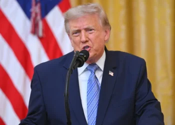 Trump ordena detener los bombardeos contra Irán para negociar y dice que hay «posibilidades» de un acuerdo