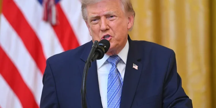 Trump ordena detener los bombardeos contra Irán para negociar y dice que hay «posibilidades» de un acuerdo