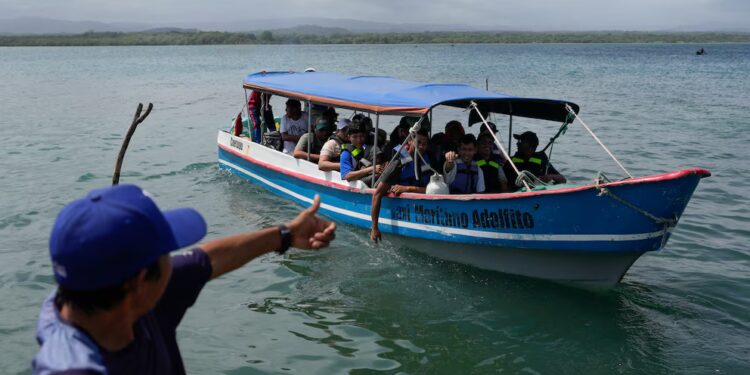 Más de 5,000 migrantes regresan por Panamá tras frustrarse su intento de llegar a Estados Unidos
