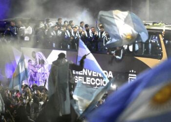 La Selección llegó al país tras el segundo lugar en el Mundial: una multitud saludó al plantel afuera de Ezeiza
