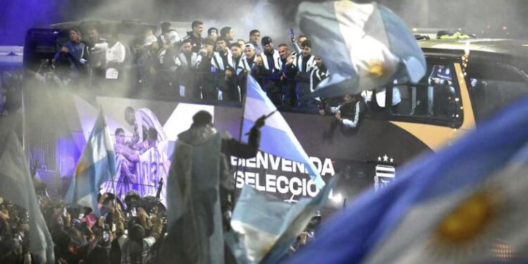 La Selección llegó al país tras el segundo lugar en el Mundial: una multitud saludó al plantel afuera de Ezeiza
